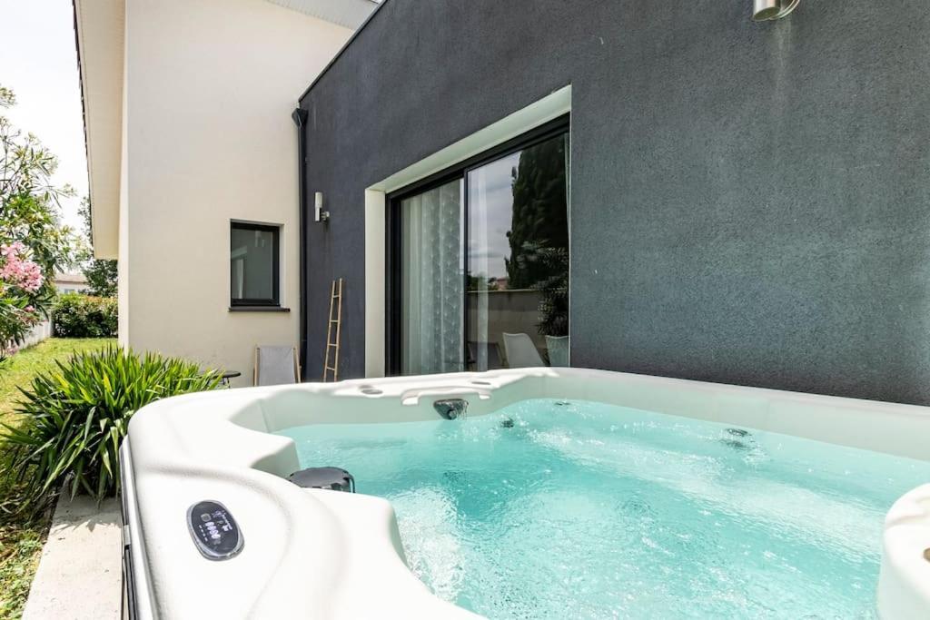 Villa Des Rives Du Tarn Avec Jacuzzi Montans エクステリア 写真